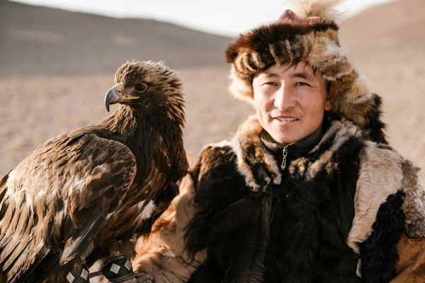 Ancetre Mongole des fauconnier avec son oiseau